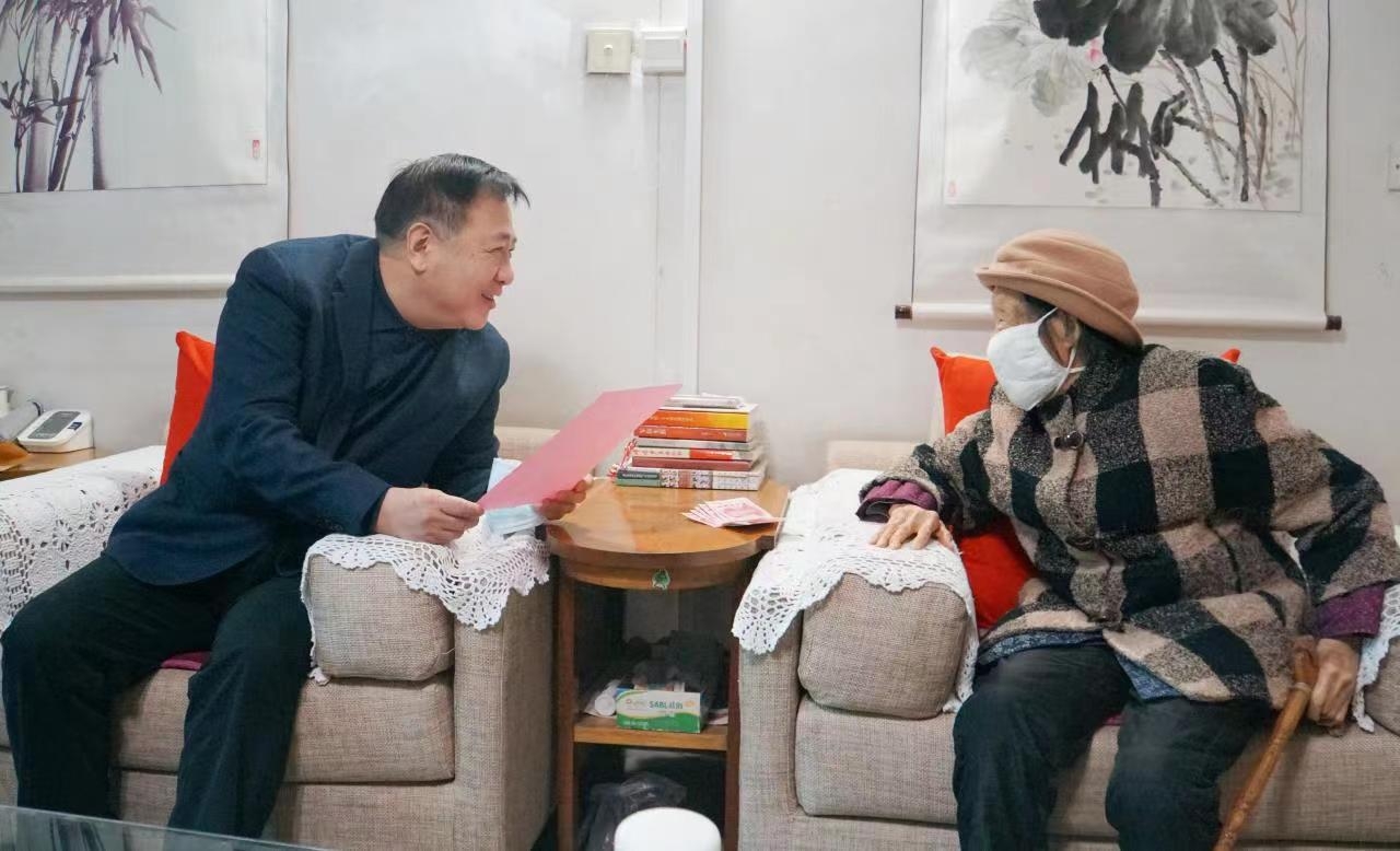 情下废干部 慰问暖人心 ——Z6尊龙凯时集团发展春节前走访慰问