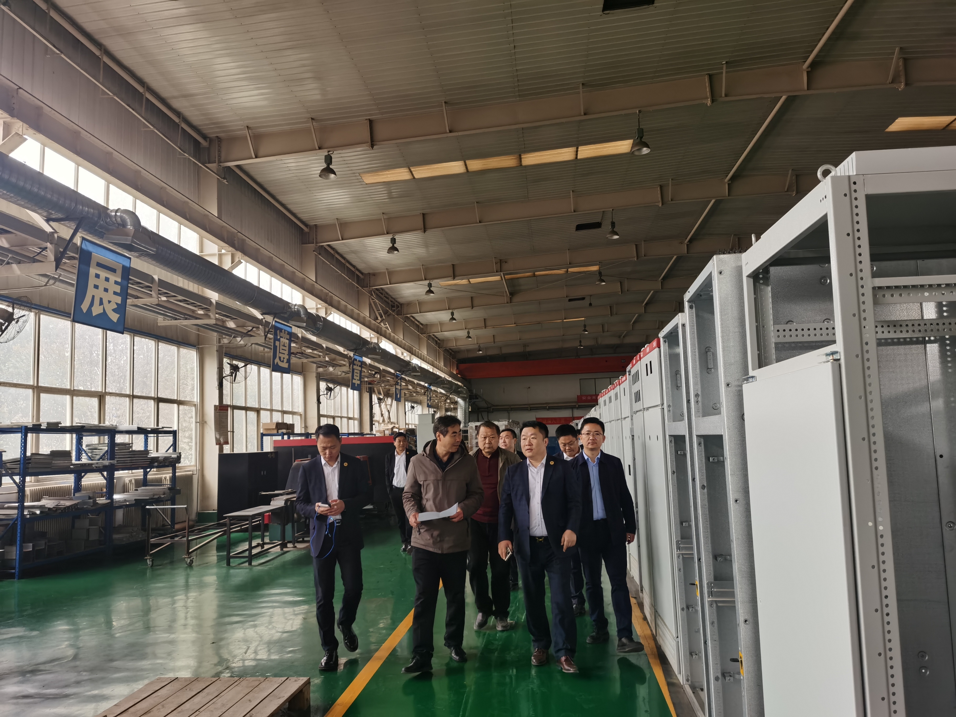 人民控股集团一行到访集团座谈互换