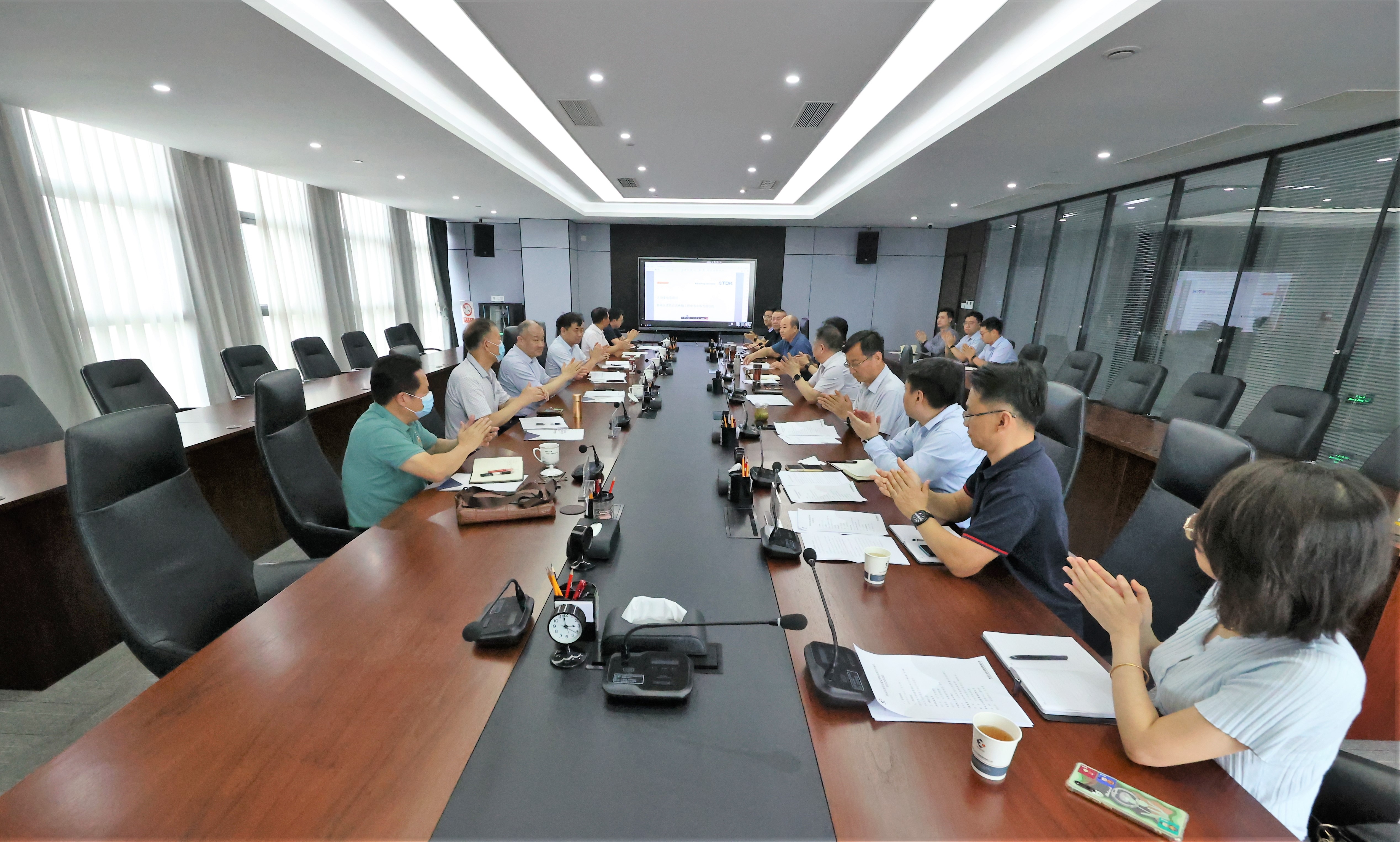 Z6尊龙凯时集团召开产业合作项目专题钻研会