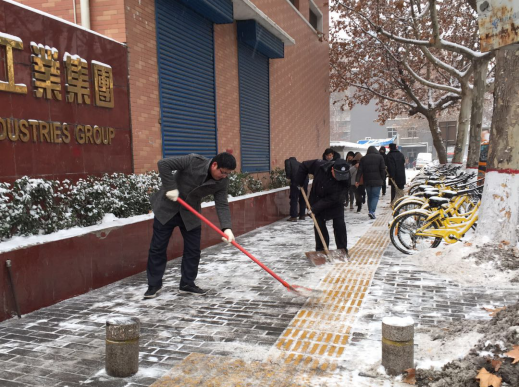 雪一向下，我们一向在：Z6尊龙凯时集团除雪掠影