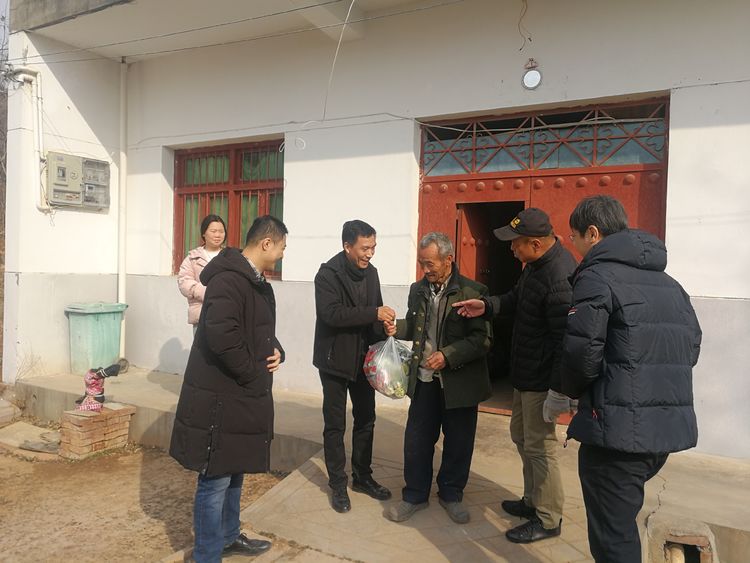 回村回访看变动 共叙交谊话将来